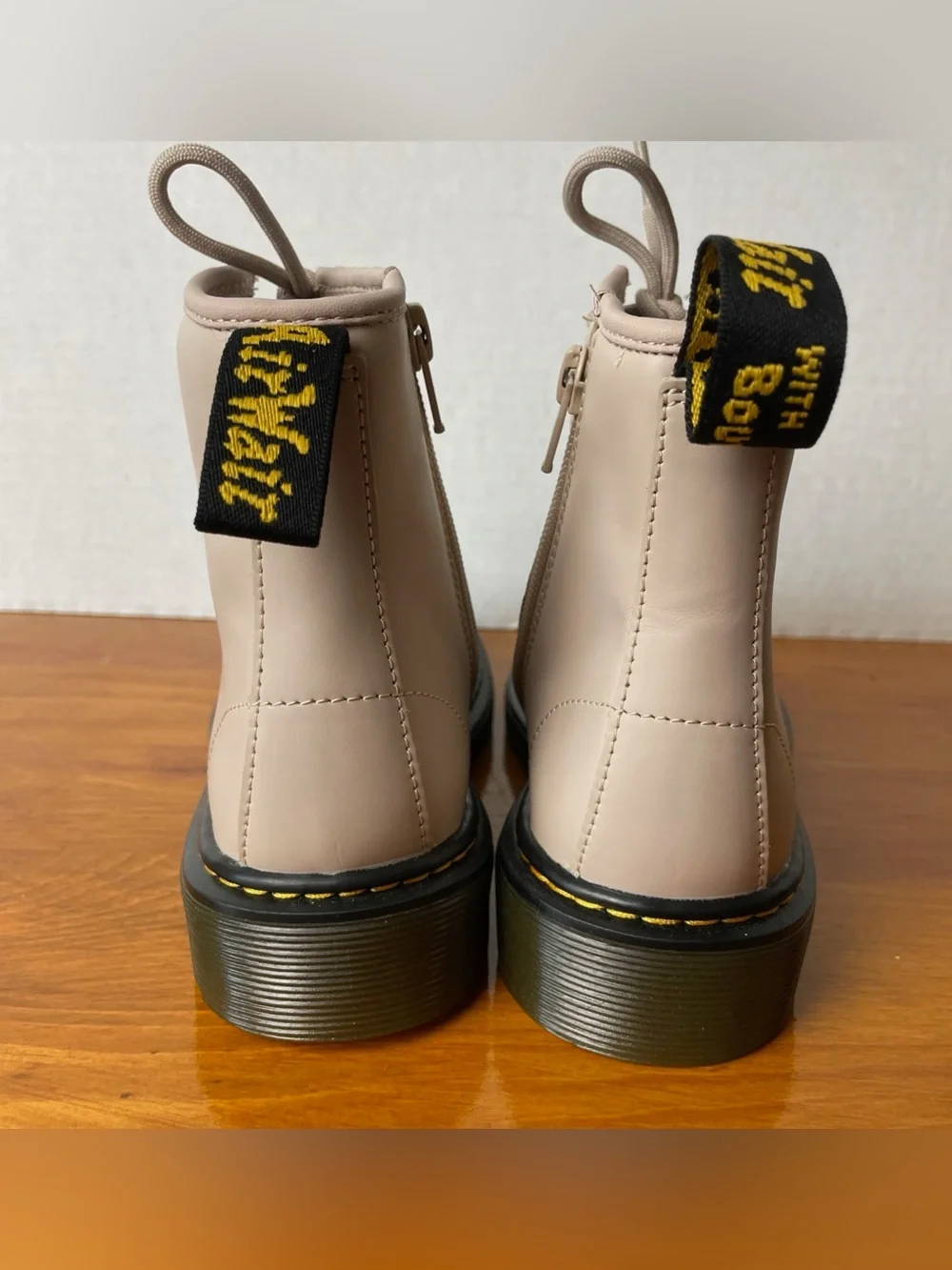 Dr. Martens Airwair Boots Kids Youth Size 1 Combat Neutral Taupe Leather Zip